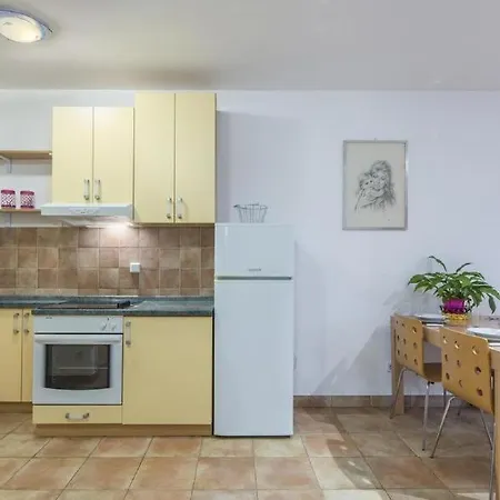 Nadia Guest house